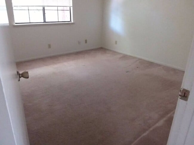 Building Photo - 2356-2356 Bushnell St