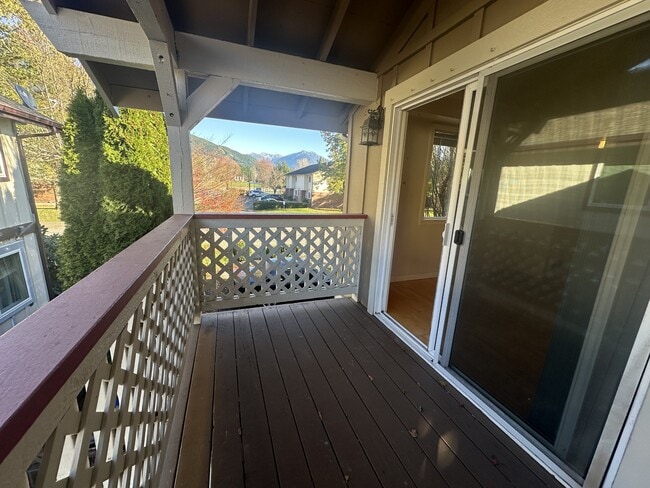 Building Photo - 415 Healy Ave S