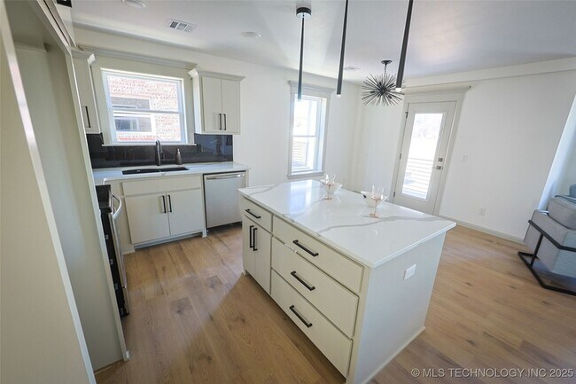 Building Photo - 112 W 2nd St