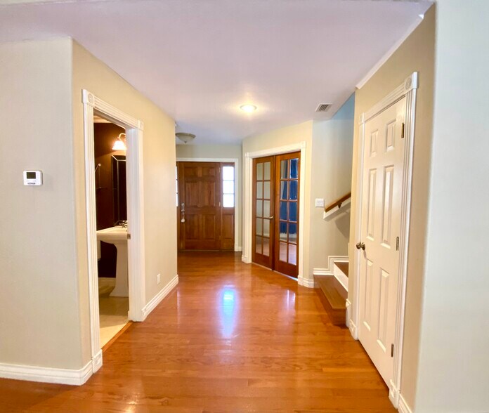 Building Photo - 1551 Briarwyck Dr