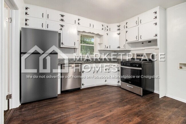 Building Photo - 2760 Dearwood Dr SW