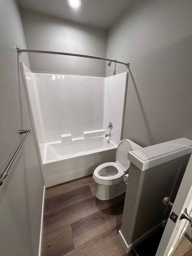 Building Photo - 4 Bedroom / 4 bath New Townhome. Every bedroom is its own Master Suite with your own full bathroo...