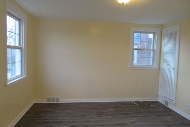 Building Photo - 1031 Disston St