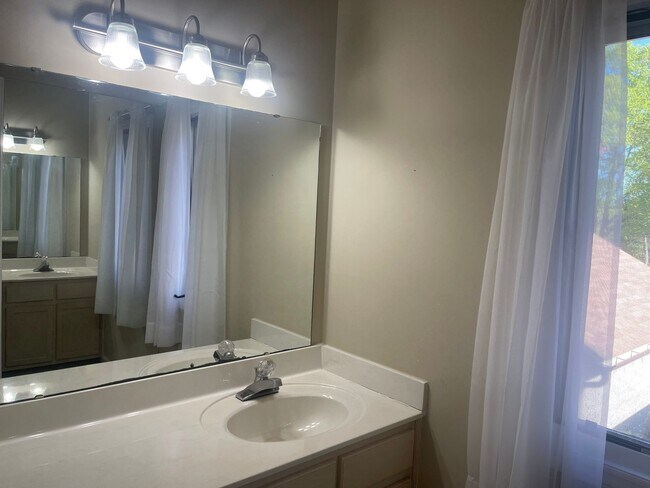 Building Photo - Spacious 2 Bed, 2 Bath Townhouse in Prime Hickory Location – 1,322 Sq. Ft.