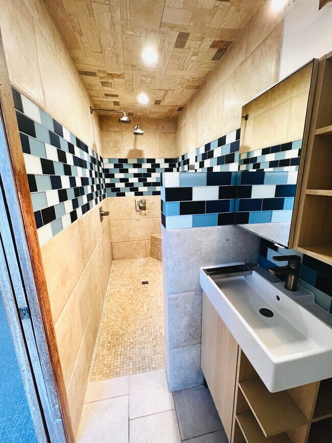 Building Photo - 2610 1/2 N Hudson Ave