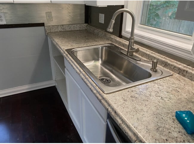 Building Photo - Fuller Properties