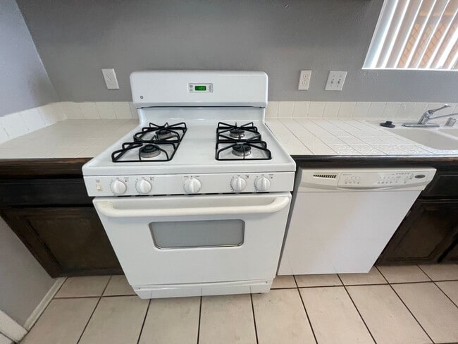 Building Photo - Charming Home in Hesperia- HOA Community- 3 Bedrooms, 2 Bathrooms, Community Park