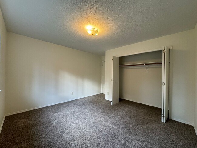 Building Photo - 6936 N Old Fort Dr