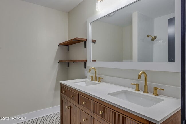Building Photo - 300 Robert Lee Cir