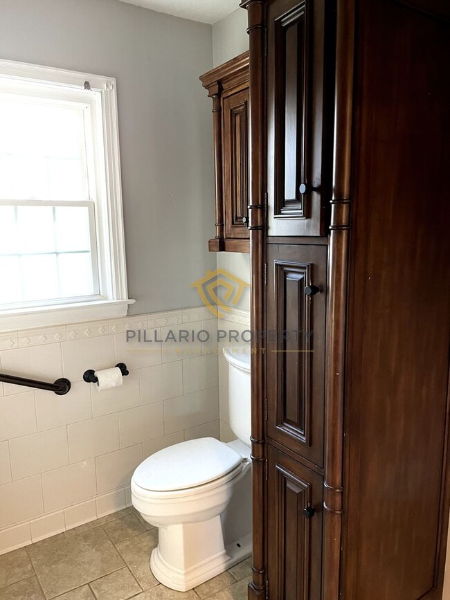 Building Photo - AVAILABLE NOW! Updated, Anderson 2 Bedroom...