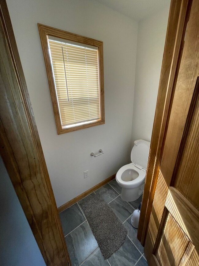 Building Photo - AVAILABLE JUNE - Remodeled 3 Bed 1.5 Bath Central Hillside Home