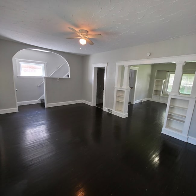 Building Photo - Single Family Home 4 Bedroom and 1 Bath Fo...