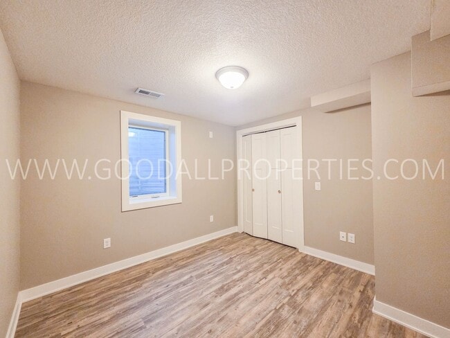 Building Photo - 3-Bedroom, 2.5-Bath Home in West Des Moines with Fully Fenced Yard & 2-Car Attached Garage