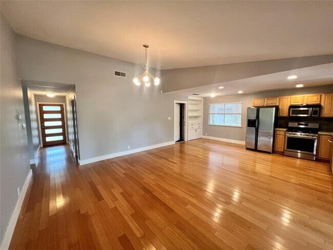 Building Photo - 3006 Lakeside Dr