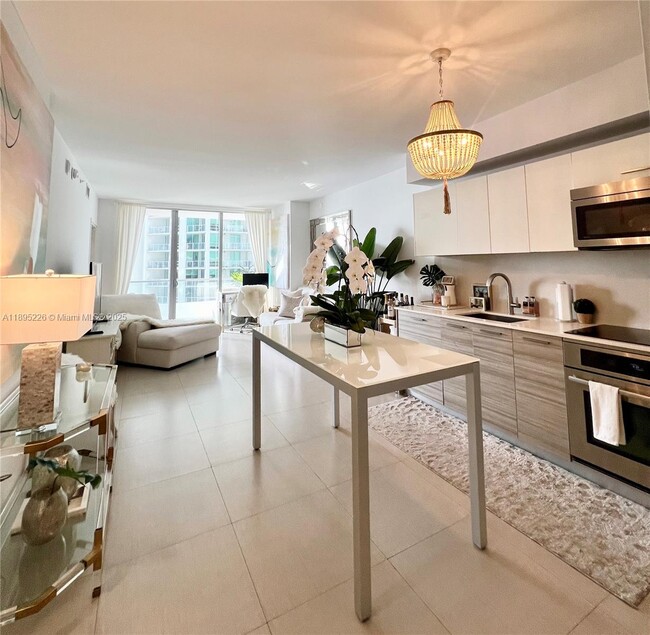 Primary Photo - 1300 Brickell Bay Dr