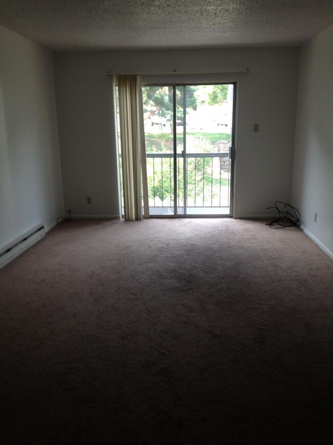 Building Photo - 2 Bedroom, 1 Bathroom Condo located in the...
