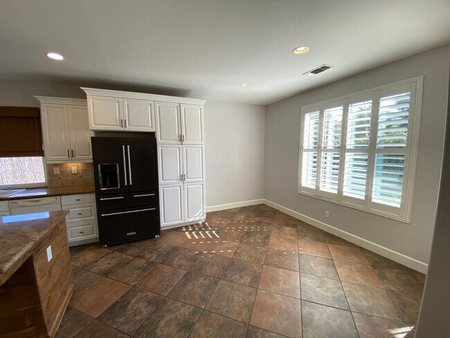 Building Photo - NW Visalia Home Rent Ready! !