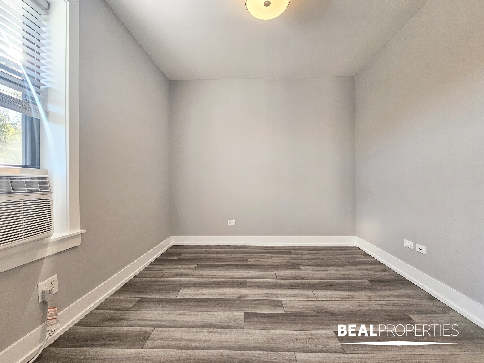 Building Photo - 3935 N Janssen Ave