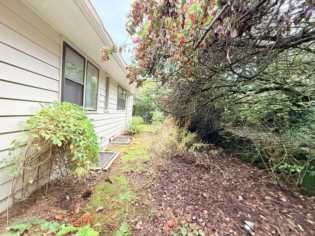 Building Photo - Beautiful 4 Bedroom Home with Fully Fenced Backyard!