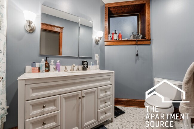 Building Photo - 1019 W Oakdale Ave