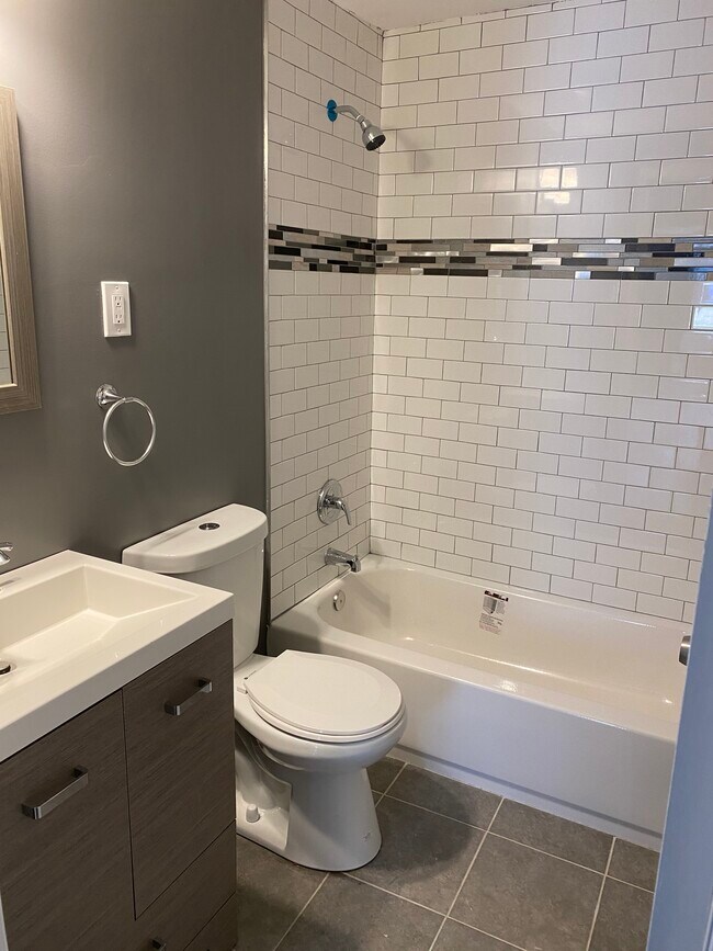 Full bathroom - 614 harwood ave