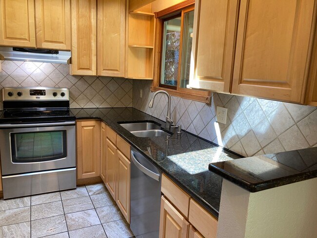 Building Photo - 4 BR, 3 FULL BATHS, Great TABLE MESA Neigh...