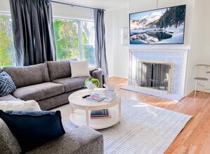 Building Photo - Modern 4 bed/2 bath with Mountain Views and a Fenced Backyard