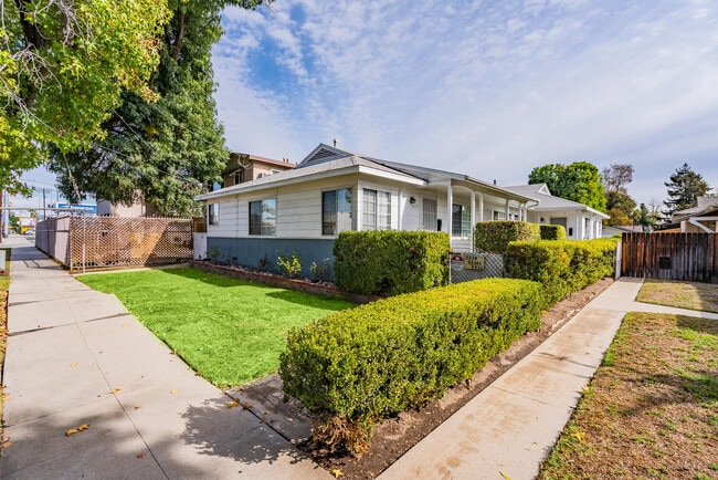 Building Photo - 5534 1/2 Kester Ave