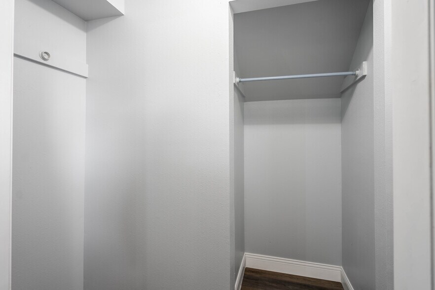 Building Photo - 216 E 91st St