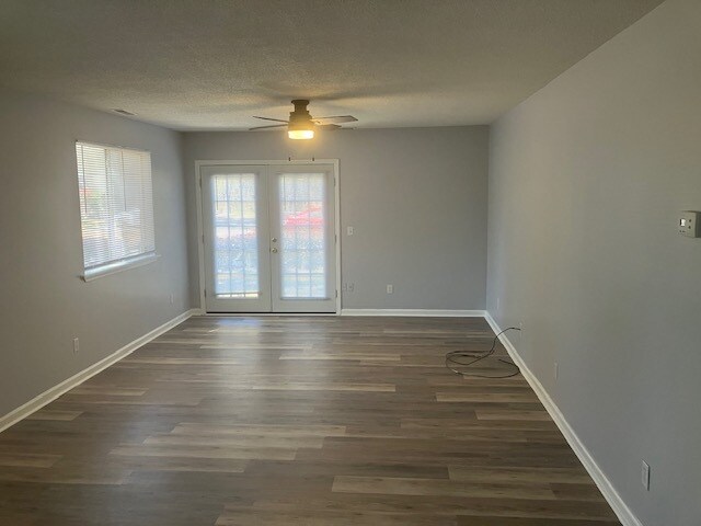 Building Photo - 601 Battery Ln