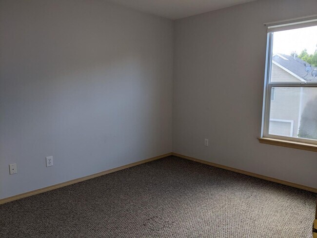 Building Photo - Upgraded Home in DuPont