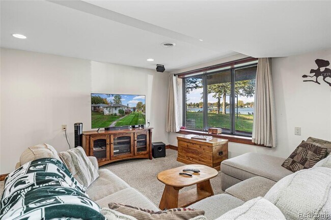 Building Photo - 9510 Beechcrest St