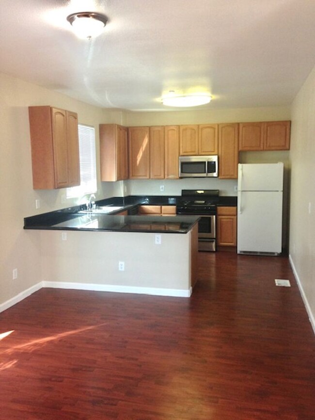 Building Photo - 3 bed 2.5 bath Townhouse with 2-car Garage...