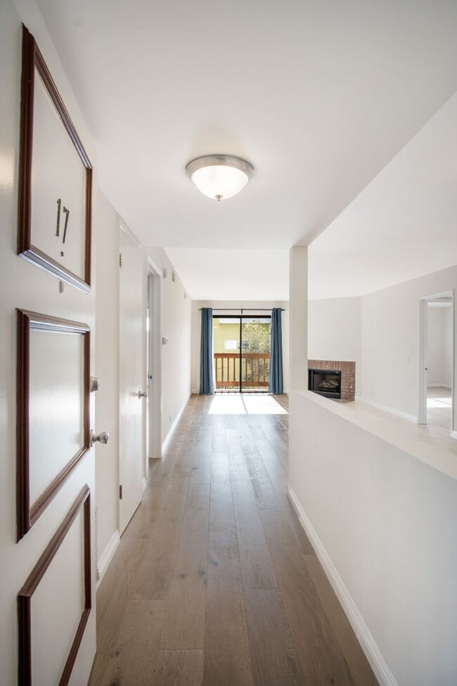 Building Photo - Newly renovated very bright 2 bed condo...