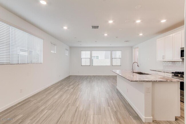 Building Photo - 1070 E Marlin Dr