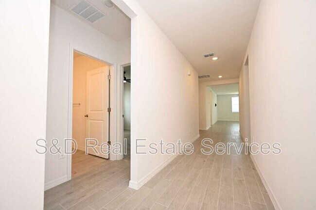 Building Photo - 2106 Rosewood Dr