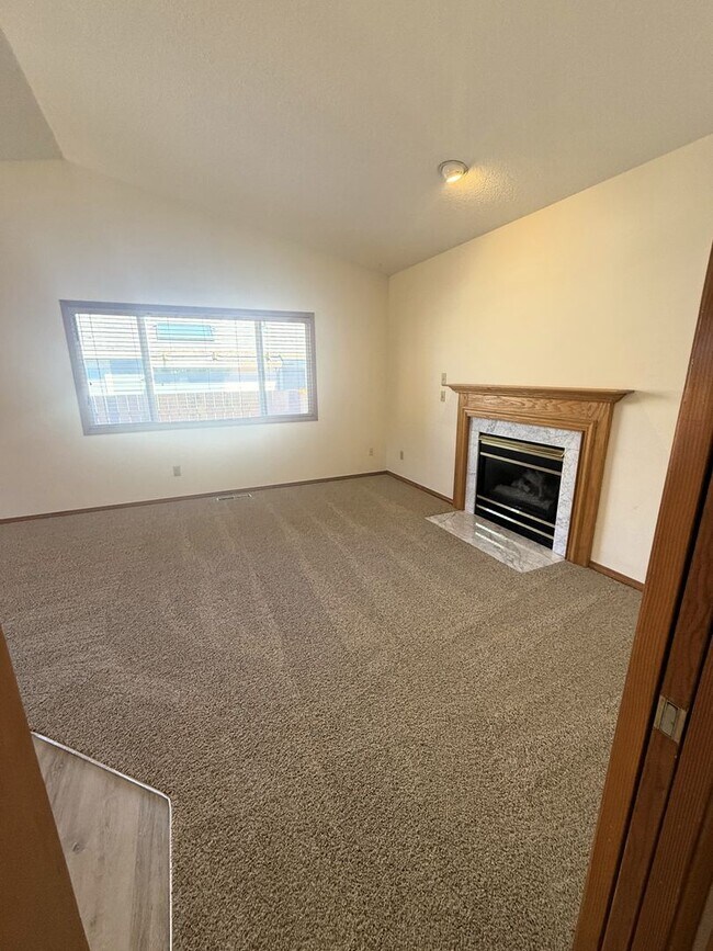 Building Photo - Updated 3B/2Ba Ranch in Five Corners!