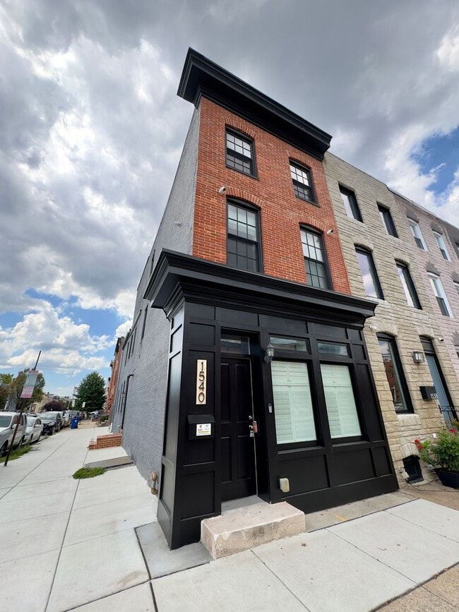 Primary Photo - Elegant 3 Bedroom/3.5 Bathroom Townhome in...
