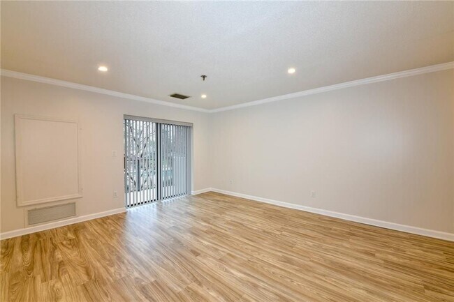 Building Photo - 300 Johnson Ferry Rd