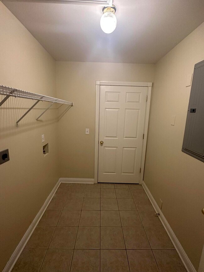 Building Photo - 6 Hudson Hollow Road