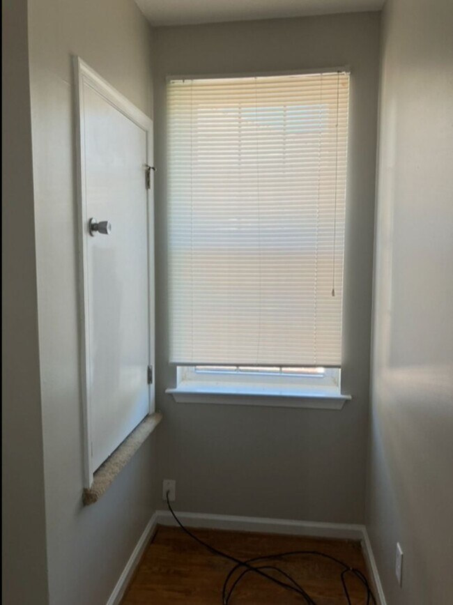 Building Photo - Three Bedroom Condo - Centrally Located Su...