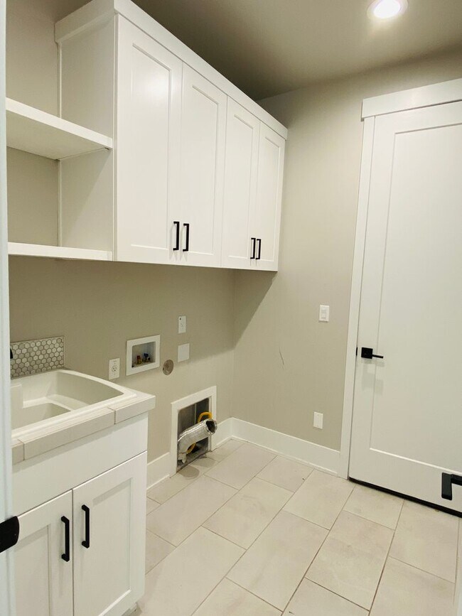 Building Photo - Craftsman Charm Meets Modern Luxury in Summit West