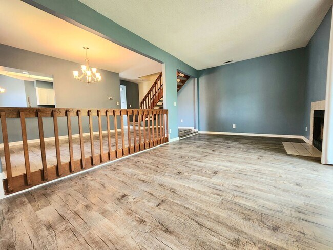 Building Photo - End Unit Townhouse in Chimny Hill