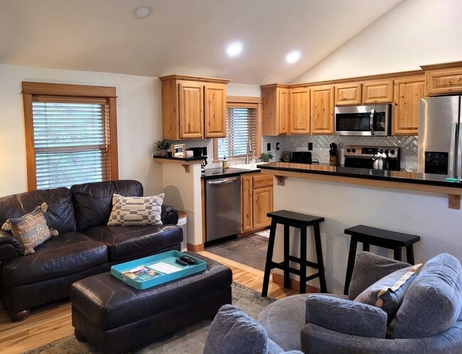 Building Photo - Hank's Hideaway in Sunriver, Furnished, al...