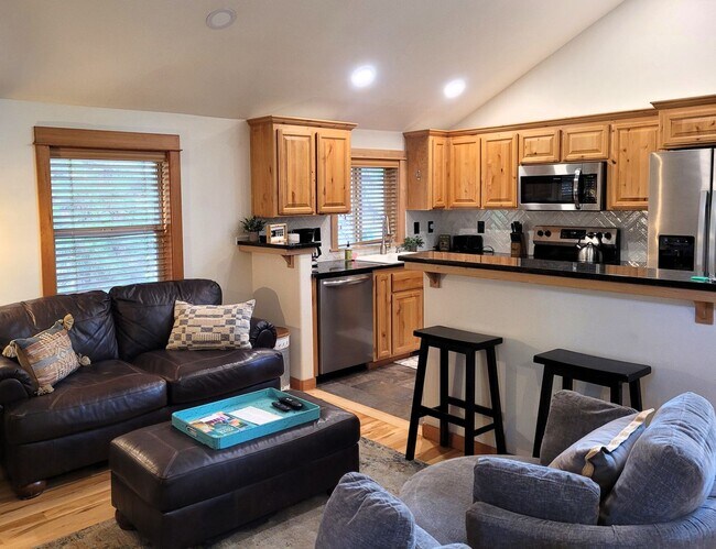 Building Photo - Hank's Hideaway in Sunriver, Furnished, all Utilities Included. Gym access, Hot Tub. 30-day Minim...