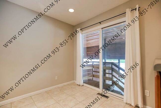 Building Photo - Spacious Townhome!