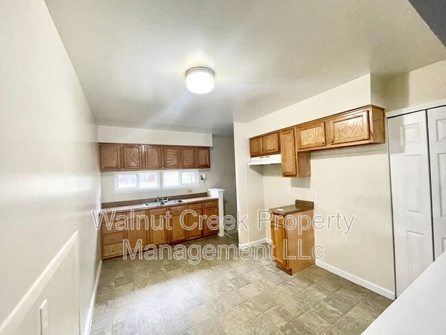 Building Photo - 566 Walnut St