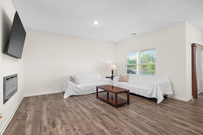 Building Photo - 4790 Barrett Oaks Dr