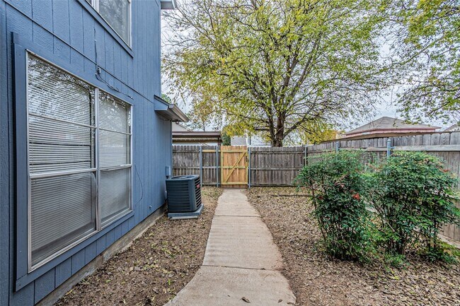 Building Photo - 2324 Summer Pl Dr