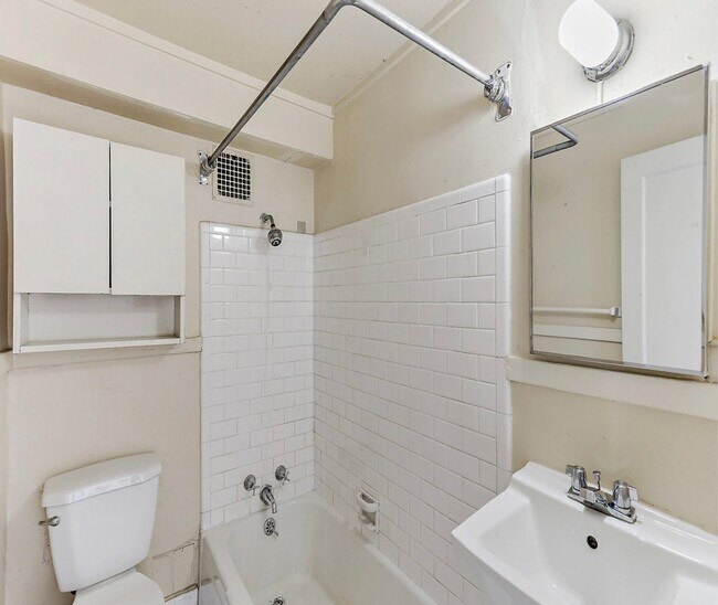 Building Photo - One-Bedroom Apartment In Belhaven!